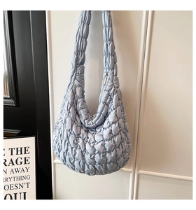 Detail der hellblauen gesteppten Puffer-Tasche mit Bubble-Textur und Metall-Reißverschluss