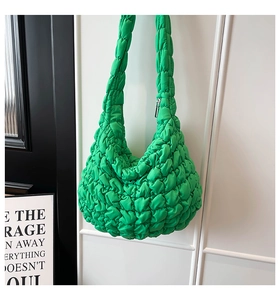 Detailansicht der hellgrünen gesteppten Puffer-Tasche mit flauschiger Textur und Reißverschluss