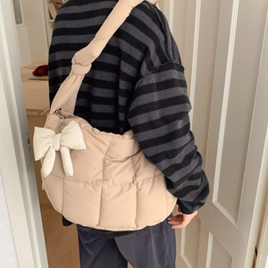 Sac fourre-tout matelassé avec breloque nœud géant et bandoulière large à nœud élégant