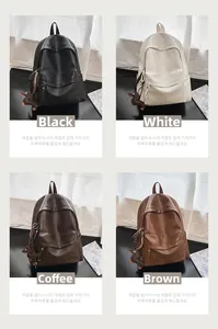Sacs à dos minimalistes en cuir en noir, blanc et marron avec des breloques de chien