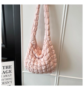 Detailaufnahme der rosa Puff-Popcorn-Struktur und Schultergurt dieser gesteppten Tasche
