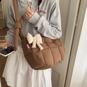 Détail du sac cabas matelassé marron avec nœud beige et bandoulière en corde épaisse