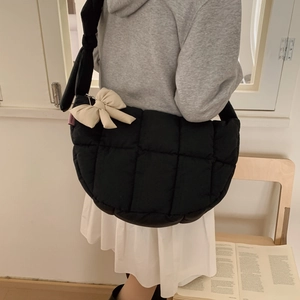 Vue arrière du sac matelassé noir avec nœud crème sur bandoulière large confortable