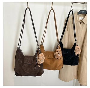 Trois sacs à bandoulière en daim en café, kaki et noir avec breloques d'oursons