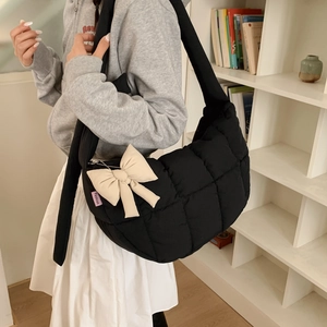 Sac à bandoulière matelassé noir en forme de lune avec nœud beige et étiquette