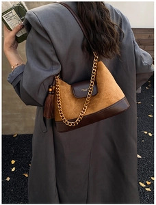 Détail du sac en suédine matelassée avec finitions cuir et bandoulière chaîne dorée