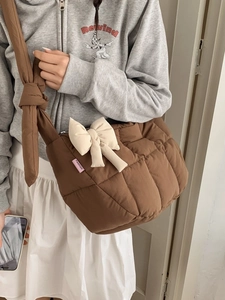 Sac bandoulière matelassé marron avec grand nœud beige et large bandoulière nouée