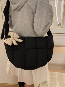 Sac bandoulière matelassé noir en forme de lune avec nœud crème et sangle nouée