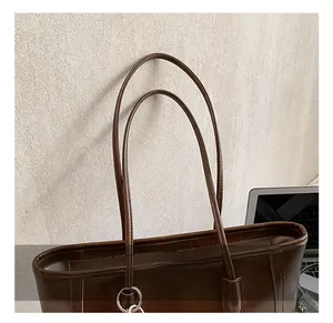 Vue détaillée du grand sac cabas en cuir marron foncé avec fines anses pour le quotidien