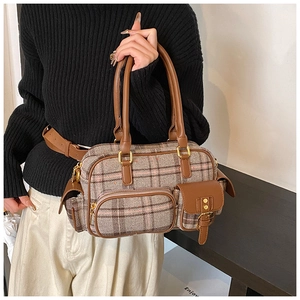 Vue détaillée du sac cabas à carreaux marron avec poches frontales pratiques et bordure en cuir