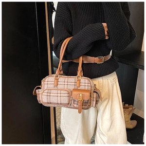 Détail du sac bowling à carreaux automnal avec poches cargo et finitions métalliques