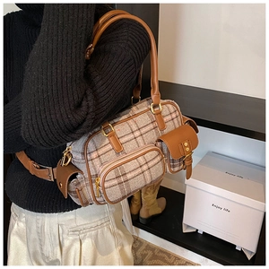 Détail du sac cabas vintage à carreaux marron avec poches pratiques et lanières en cuir