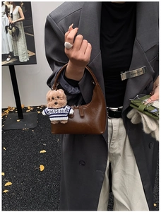 Sac croissant en cuir marron avec un adorable pendentif en peluche pour chien de rue