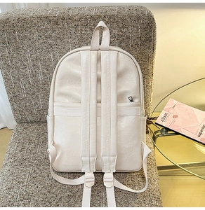 Détail du dos du sac à dos en similicuir souple avec bretelles rembourrées et poche