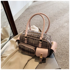 Détails du tweed rose et marron d'un sac bowling avec garnitures métalliques dorées
