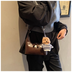 Détail rapproché du sac hobo marron vintage avec porte-clés peluche chien mignon