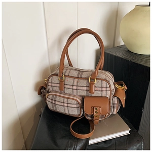 Détail du sac à main vintage à carreaux avec doubles poignées et bandoulière amovible