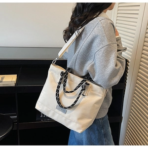 Sac fourre-tout en toile blanche avec poignées tressées et bandoulière réglable