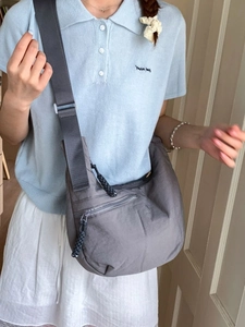Sac bandoulière hobo en nylon gris foncé avec large sangle et poche frontale zippée