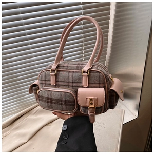 Gros plan du sac cabas vintage à carreaux avec poignées roses et poches multiples