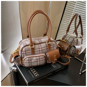 Sac bowling à carreaux avec poignées en cuir marron et design fonctionnel multi-poches