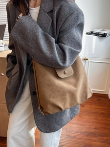 Large vintage brown suede shoulder tote bag for women commuting in autumn and winter