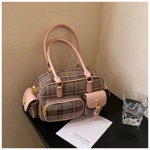 Détails du sac cabas vintage à carreaux avec garniture en cuir rose et boucles d'or