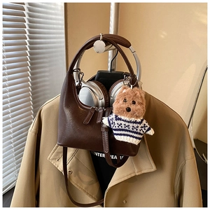 Vue détaillée du sac besace rétro marron café avec charm chien en peluche et bandoulière