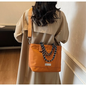 Vue arrière du grand cabas orange en tissu oxford avec poignées en corde sur mannequin