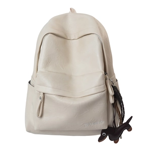 Sac à dos minimaliste en similicuir blanc cassé avec poche zippée et breloque chien