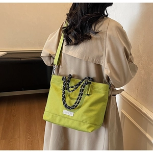 Détail du sac cabas vert citron en tissu Oxford avec anses en corde tressée