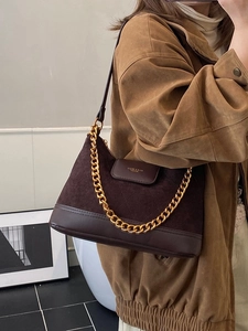 Sac fourre-tout vintage en daim matelassé café foncé avec chaîne dorée chic
