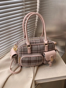 Sac à main bowling rétro à carreaux gris avec garniture en cuir rose et poches