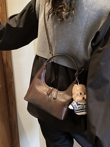 Sac hobo demi-lune marron rétro avec bandoulière ajustable et charm ours en peluche