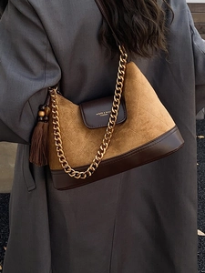 Sac bandoulière matelassé en suédine avec chaîne et breloque à pompon marron
