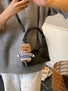 Sac bandoulière rétro en cuir verni noir avec charmant petit chien en peluche