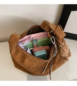 Vista dettagliata della borsa grande in pelle marrone vintage con interno spazioso e capiente