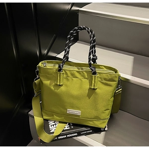 Détail du sac cabas vert avocat en tissu oxford avec texture ripstop et anses tressées