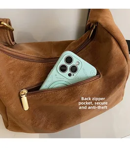 Dettaglio borsa in pelle marrone con tasca posteriore con zip nascosta per una custodia sicura