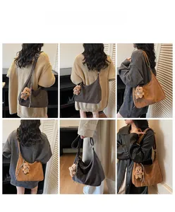 Viste dettagliate di una grande borsa Hobo con ciondolo a forma di orso e tracolla