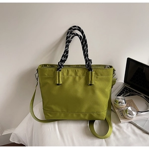 Détail du sac cabas vert en tissu Oxford avec poignée en corde et bandoulière