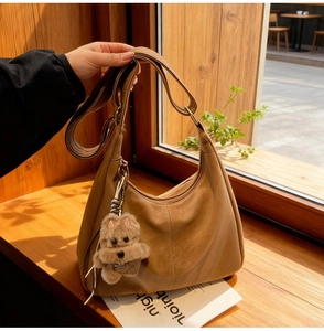 Borsa Hobo marrone retrò con ciondolo a forma di cane di peluche e tracolla regolabile