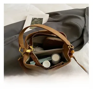 Vue de dessus d'un sac seau vintage en cuir marron montrant un grand espace intérieur