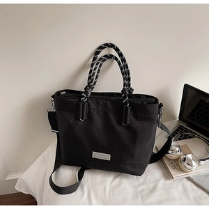 Détail du sac cabas en nylon imperméable avec texture quadrillée et anses en corde