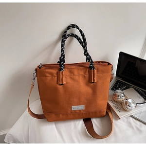 Détail du cabas Oxford caramel avec poignées tissées et large bandoulière