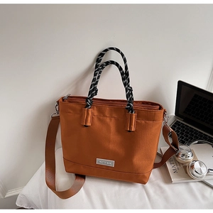 Détail du grand sac cabas en tissu Oxford avec anses tissées et poches zippées multiples
