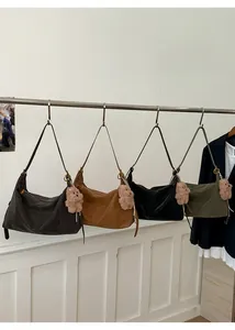 Vue détaillée des sacs rétro en couleurs café foncé, caramel, noir et vert olive