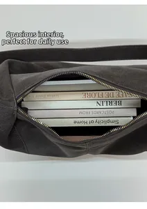 Vue détaillée de l'intérieur du grand sac fourre-tout en cuir marron avec livres à l'appui