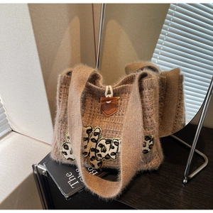 Detailed knit texture and vintage leopard print patch on the brown shoulder bag