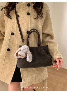 Détail du cabas mat anthracite avec bandoulière et pendentif lapin en peluche doux